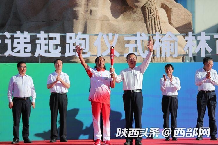 塞上古城開跑！ 十四運(yùn)會(huì)和殘?zhí)貖W會(huì)火炬在榆林傳遞