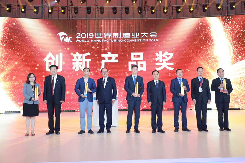 陜鼓集團(tuán)黨委書記、董事長(zhǎng)李宏安（右一）代表企業(yè)領(lǐng)取了創(chuàng)新產(chǎn)品金獎(jiǎng)_副本.jpg